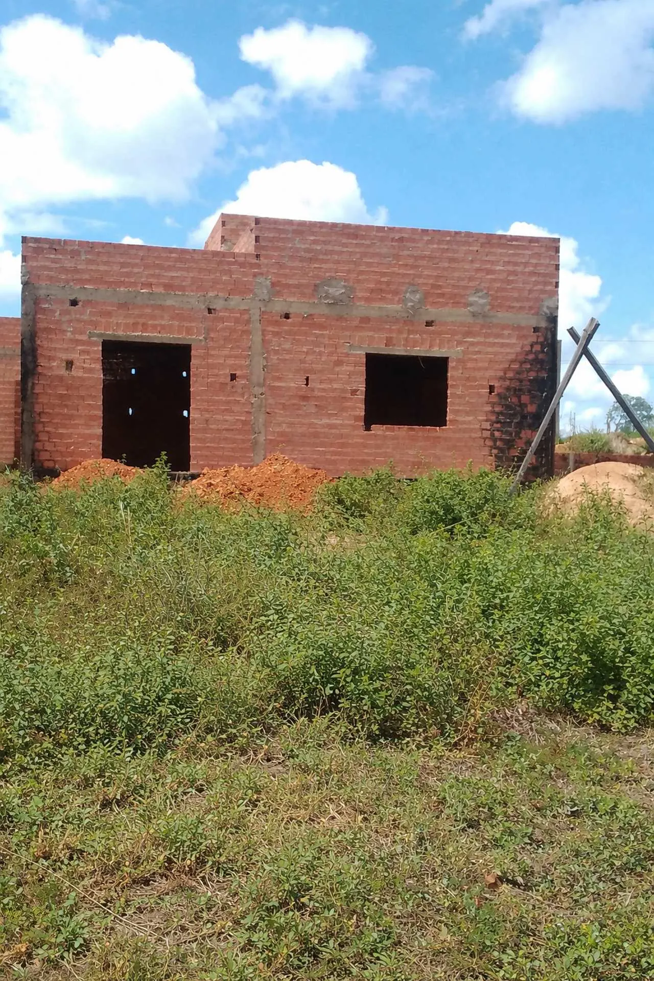 VENDE-SE CONSTRUÇÃO RESIDENCIAL EM ANDAMENTO - NO RESIDENCIAL VIENA